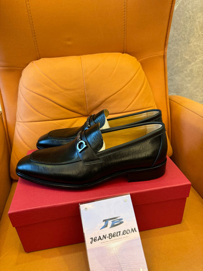 Sapatos sociais Ferragamo para homens em couro preto
