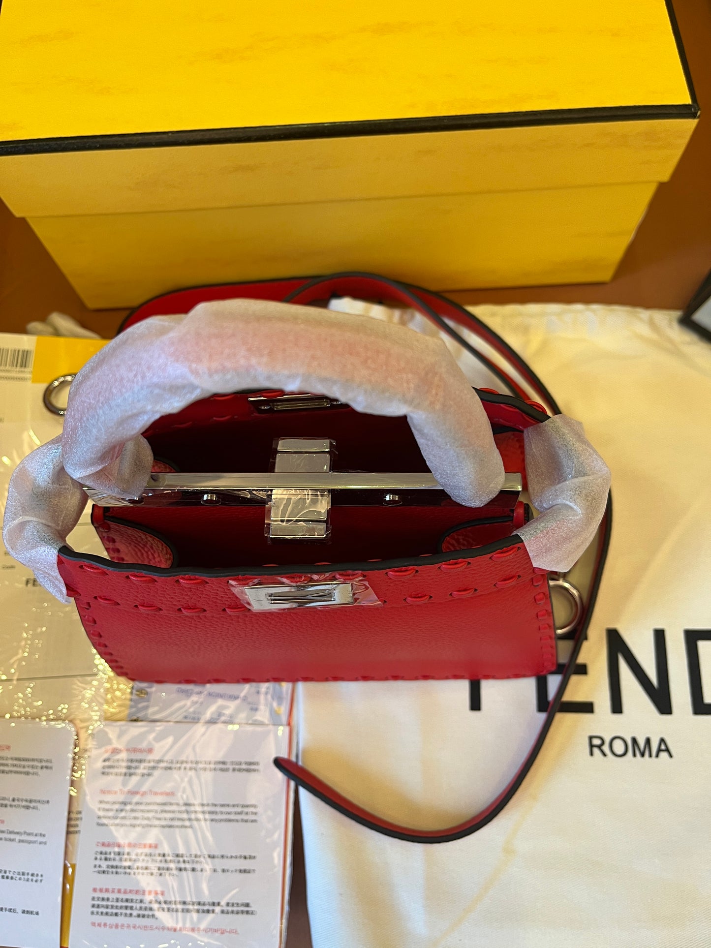 Bolso mini peekaboo FENDI bandolera/de hombro - piel granulada roja