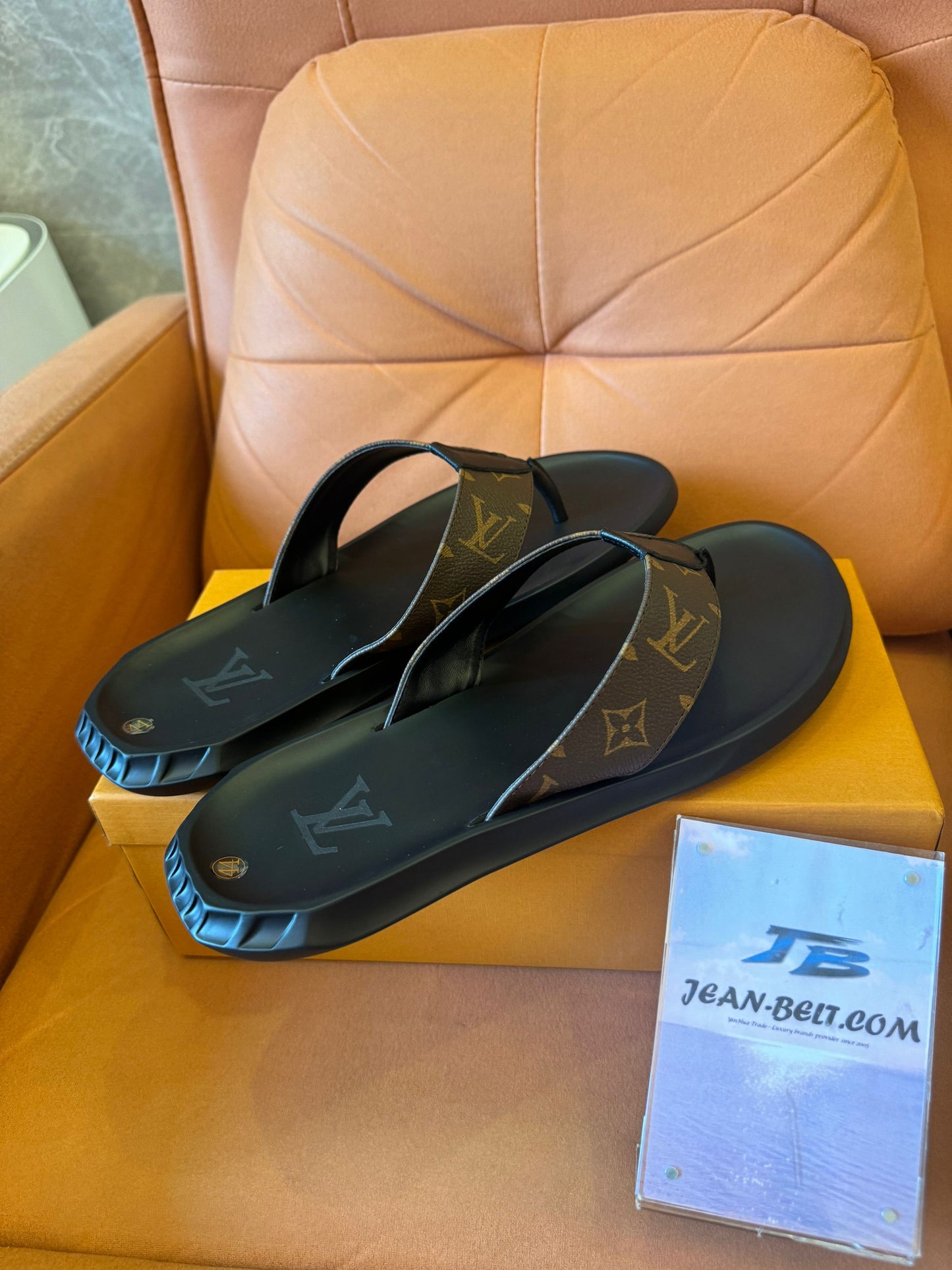 Chanclas Louis Vuitton con monograma en marrón