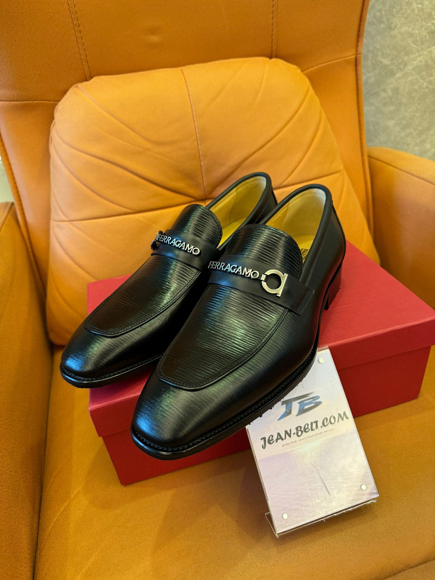 Sapatos sociais Ferragamo para homens em couro preto