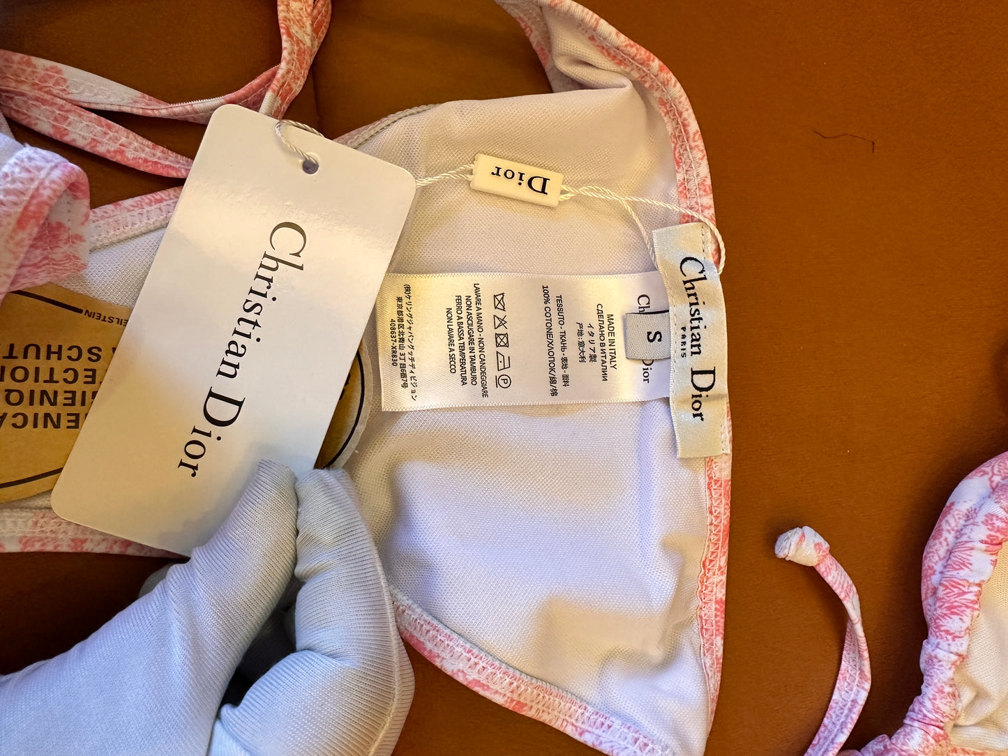 Traje de baño bikini de tres piezas de Christian Dior con pareo playero y falda cruzada rosa
