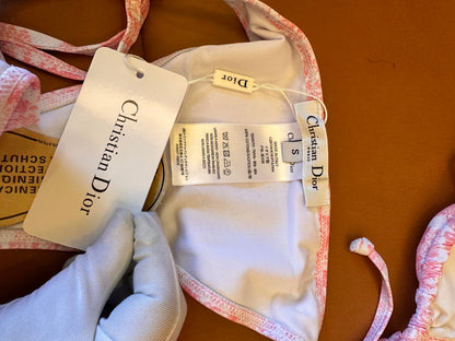 Traje de baño bikini de tres piezas de Christian Dior con pareo playero y falda cruzada rosa