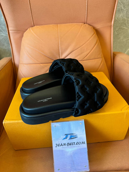 Louis Vuitton mule preto com almofada para piscina e slide unissex