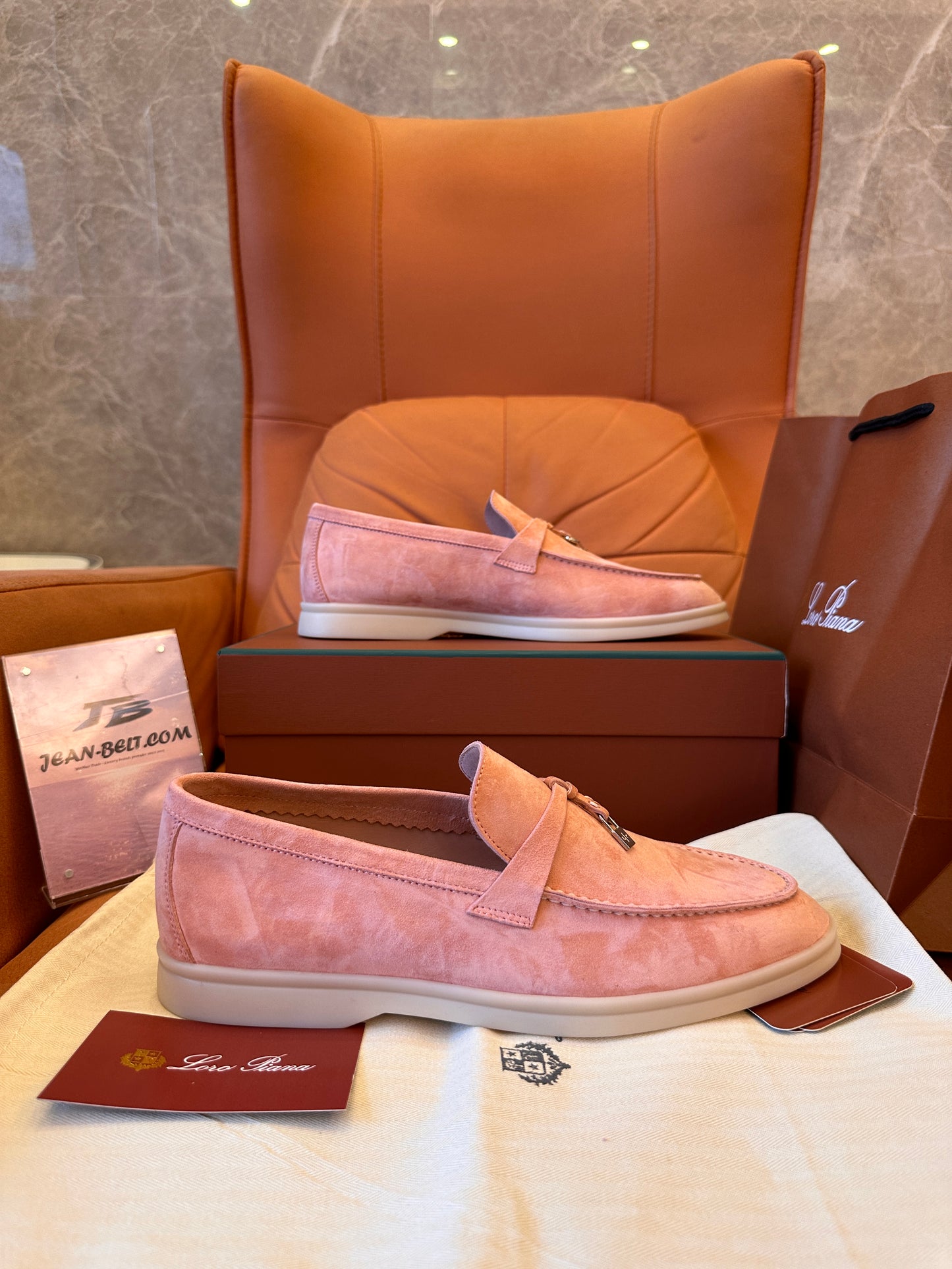 Zapatos mocasines de ante rosa con charms de verano de Loro Piana para mujer