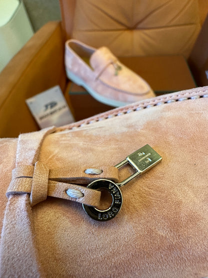 Zapatos mocasines de ante rosa con charms de verano de Loro Piana para mujer