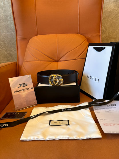 Cinturón de piel de becerro negra con placa del logotipo de Gucci