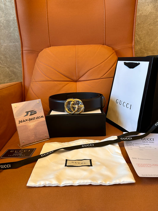 Cinturón de piel de becerro negra con placa del logotipo de Gucci