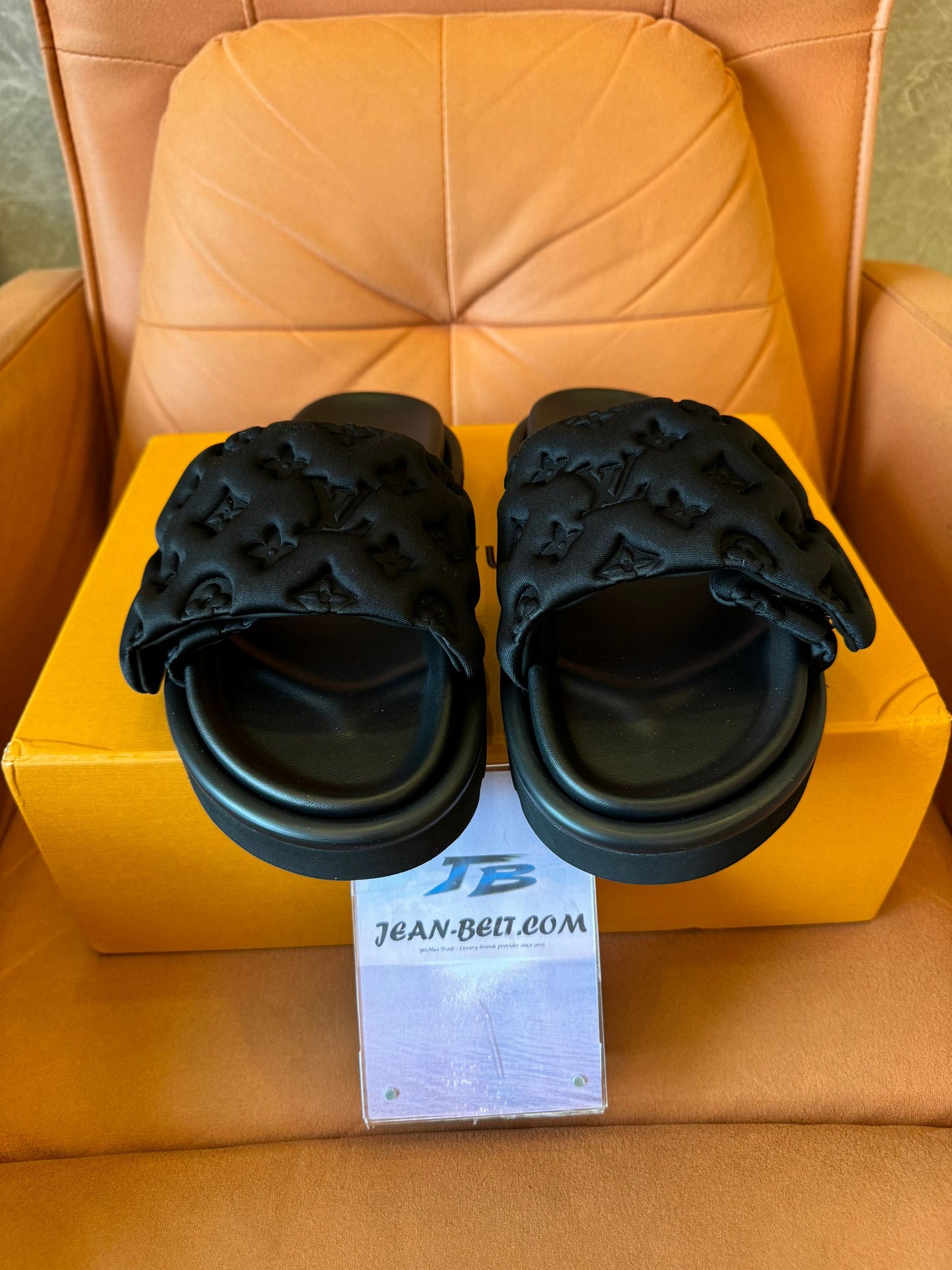 Louis Vuitton mule preto com almofada para piscina e slide unissex