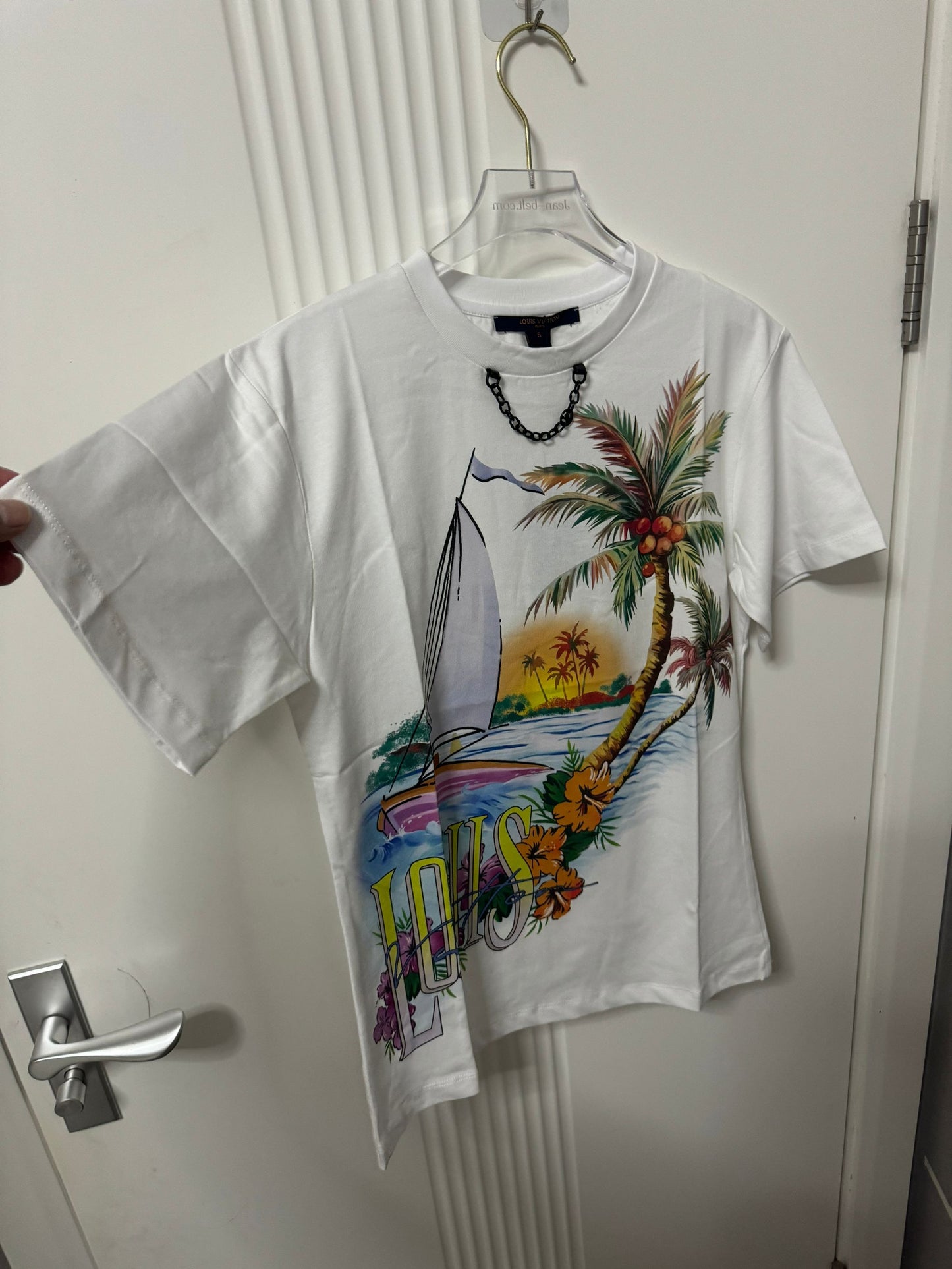 Camiseta Louis Vuitton con diseño de velero al atardecer en blanco leche para mujer