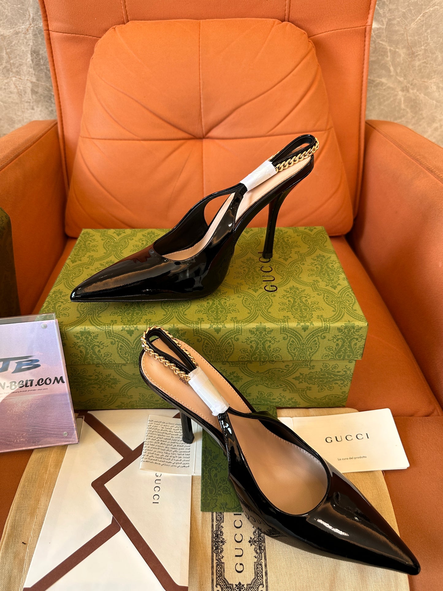 Sapatos Gucci de couro envernizado com tiras e detalhe de corrente dourada