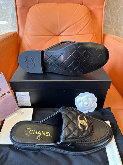 Zapatillas Chanel de piel acolchada con logo CC dorado