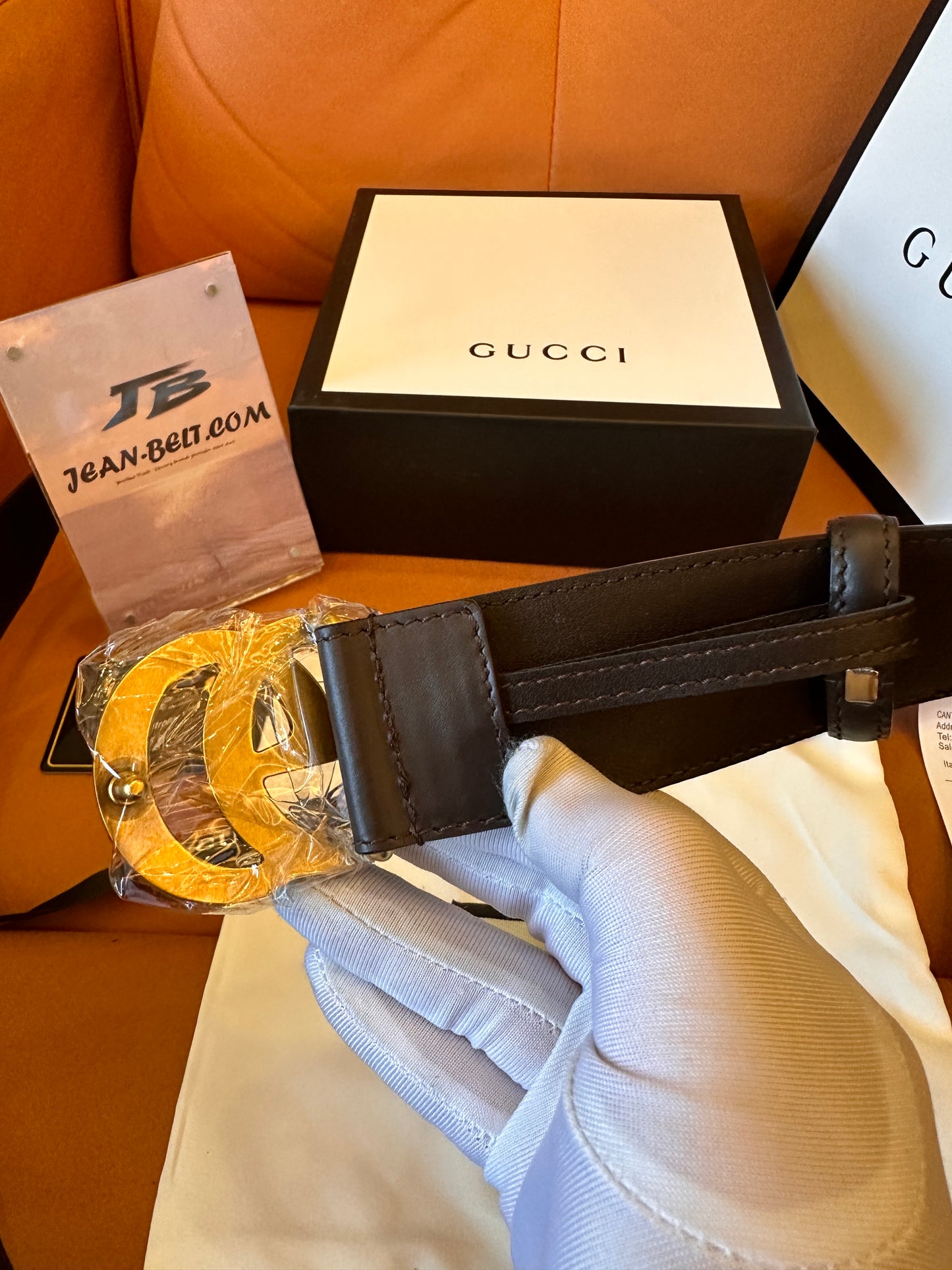 Cinturón de piel de becerro negra con placa del logotipo de Gucci
