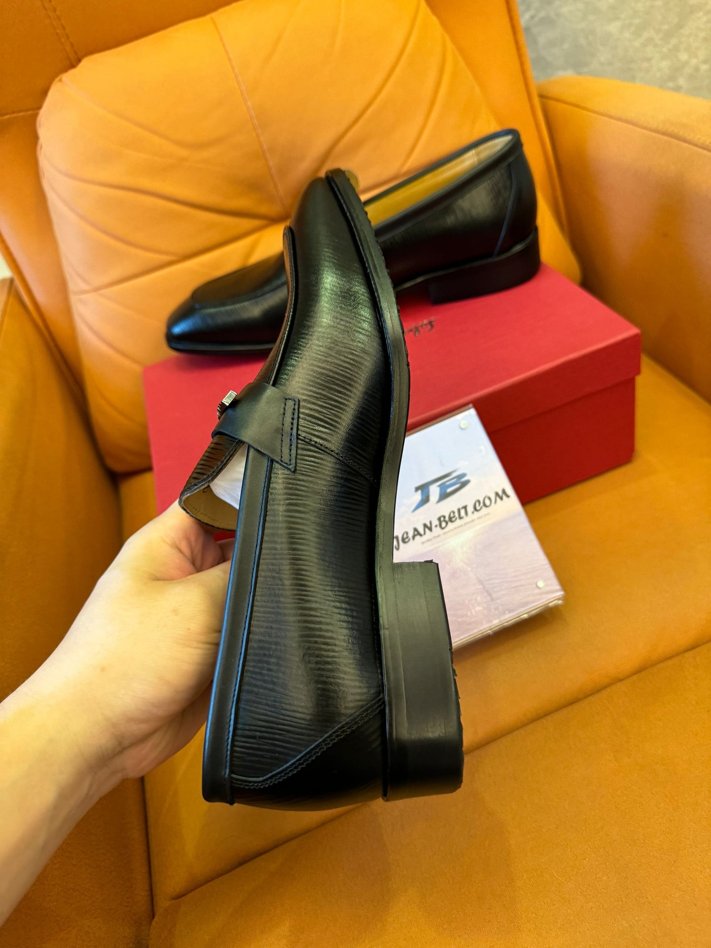 Sapatos sociais Ferragamo para homens em couro preto