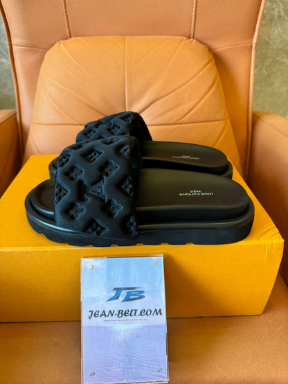Louis Vuitton mule preto com almofada para piscina e slide unissex
