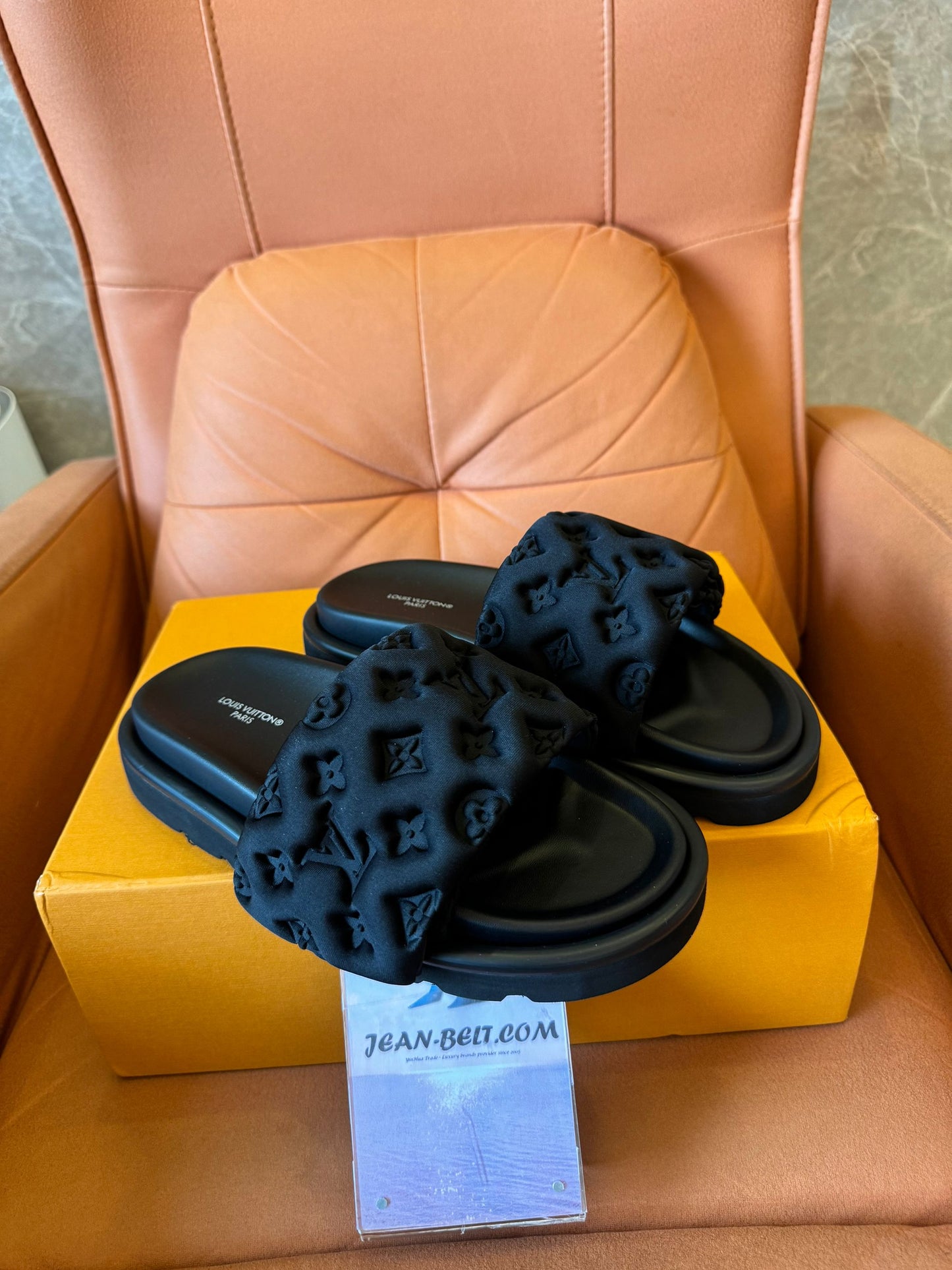 Louis Vuitton mule preto com almofada para piscina e slide unissex