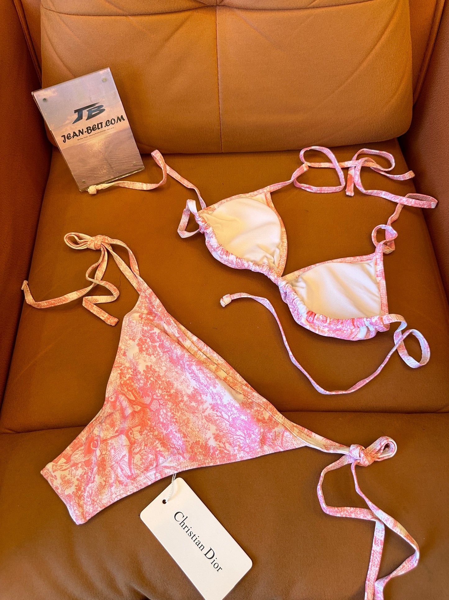 Traje de baño bikini de tres piezas de Christian Dior con pareo playero y falda cruzada rosa