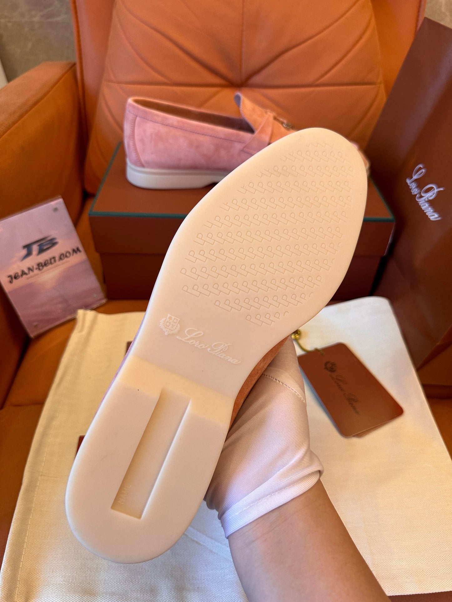 Zapatos mocasines de ante rosa con charms de verano de Loro Piana para mujer