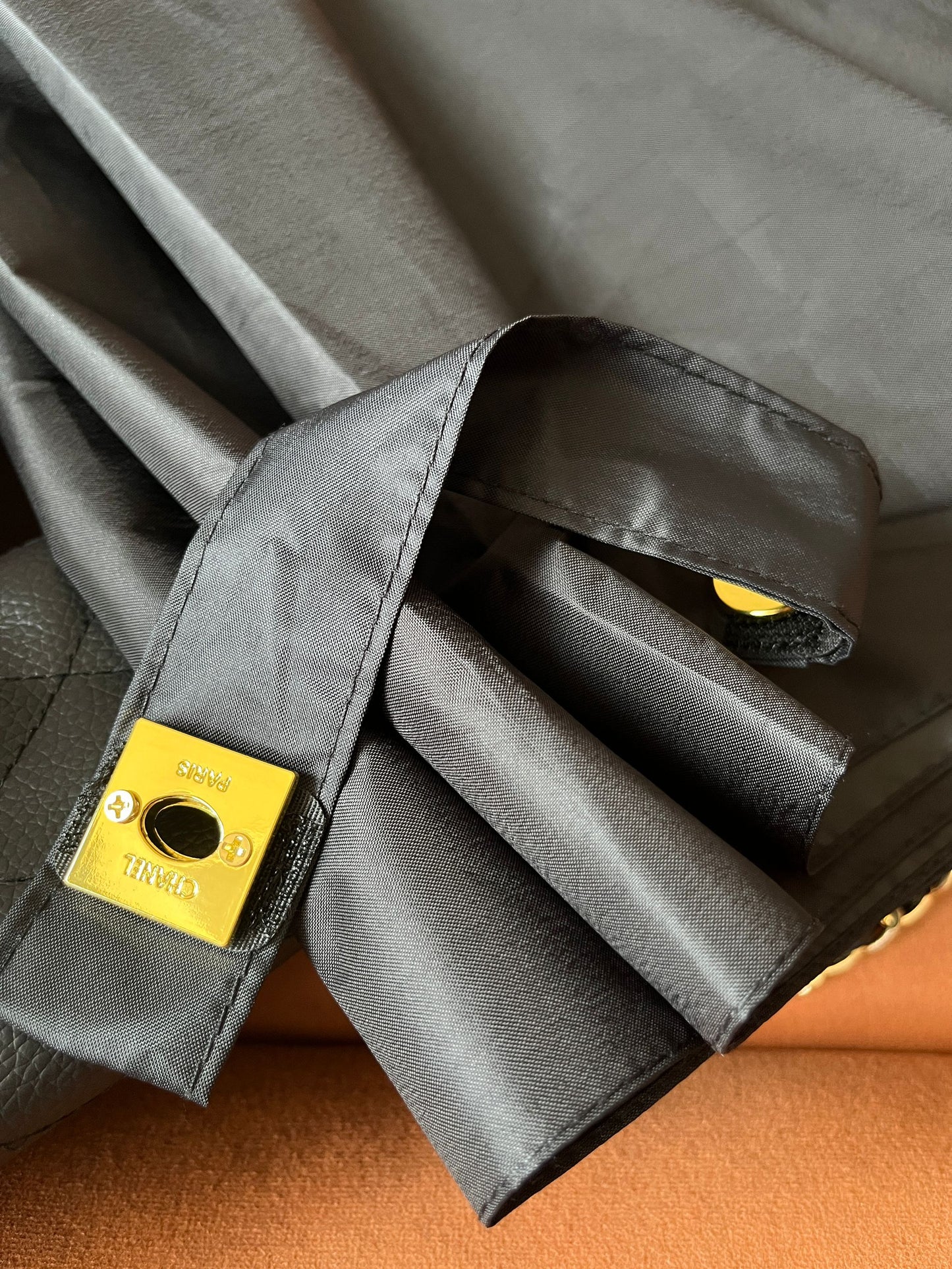 Paraguas plegable Chanel con estuche negro dorado