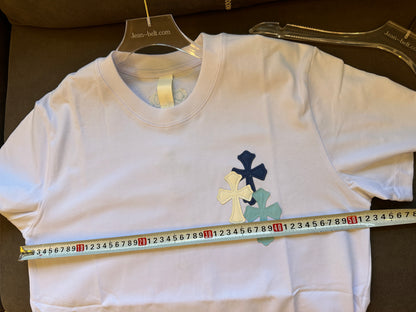 Camiseta blanca de corazones cromados