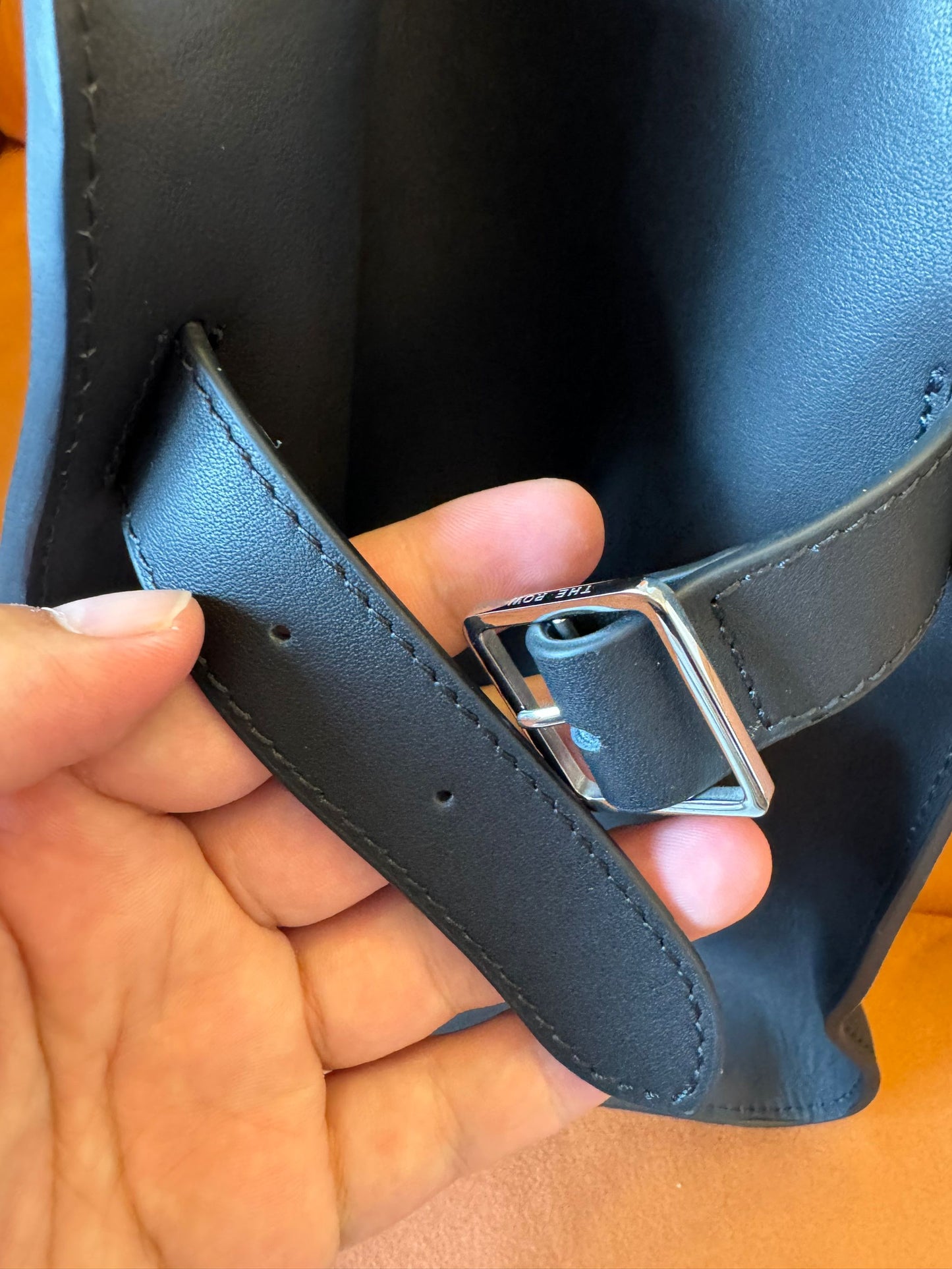 Bolso de mano The Row Margaux 10 negro plateado