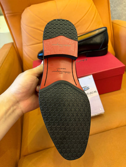 Sapatos sociais Ferragamo para homens em couro preto