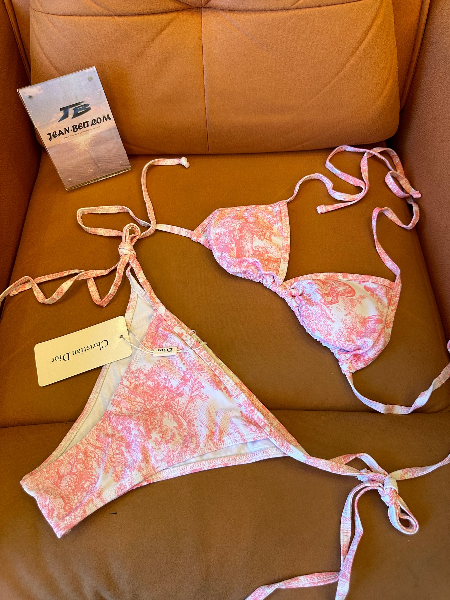 Traje de baño bikini de tres piezas de Christian Dior con pareo playero y falda cruzada rosa