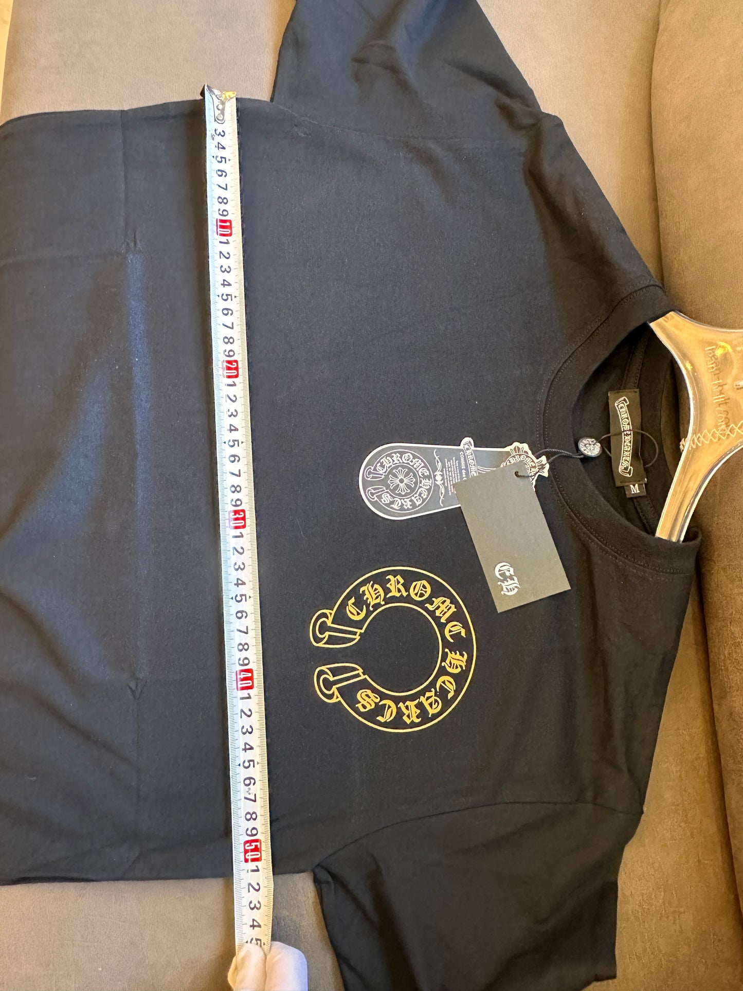 Camiseta negra de corazones cromados