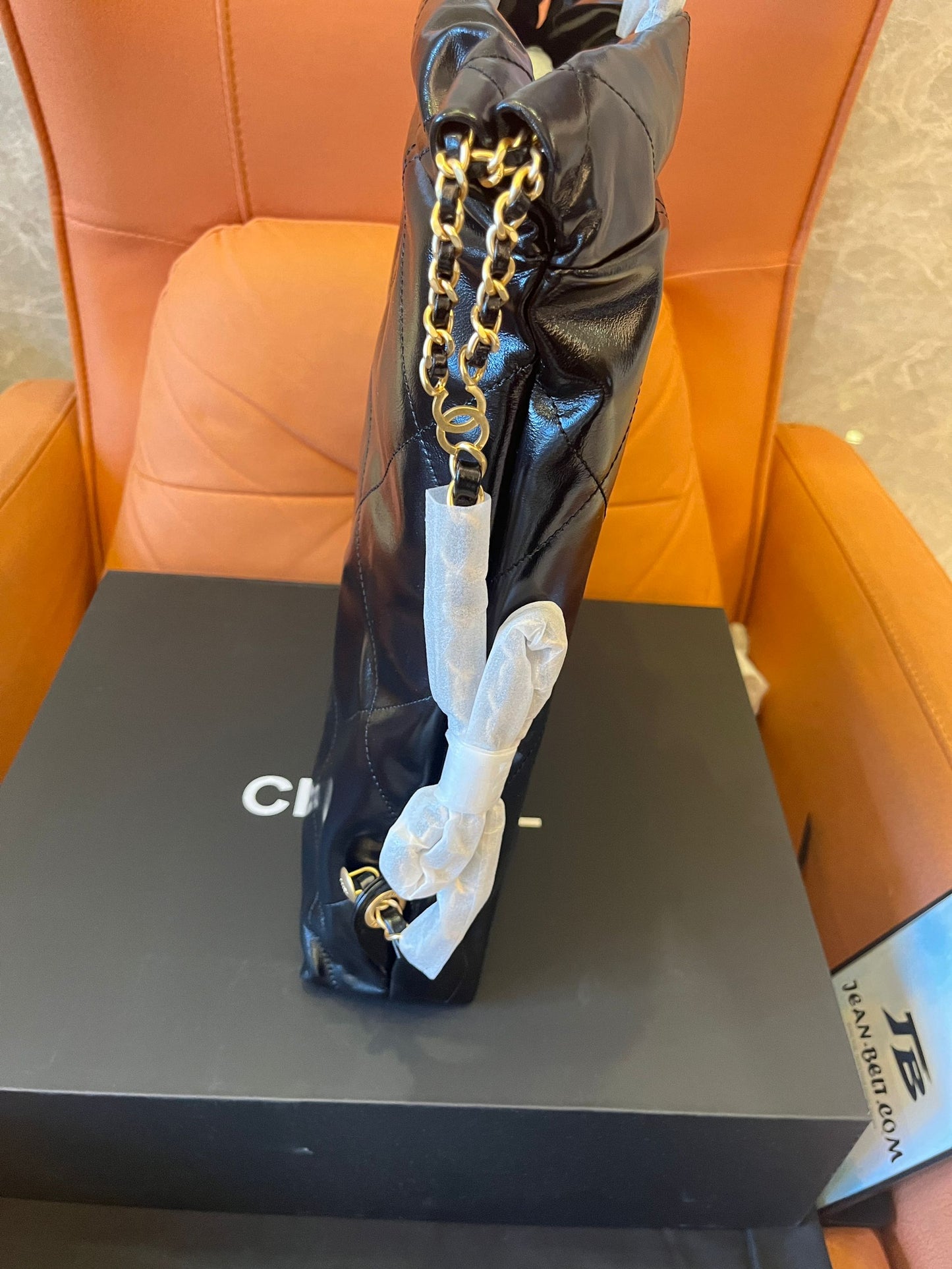 Mochila negra Chanel Bodin Joyeux 22 de piel de becerro acolchada, impermeable y brillante