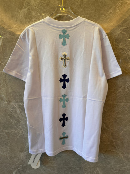 Camiseta blanca de corazones cromados