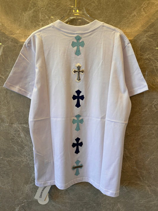 Camiseta blanca de corazones cromados