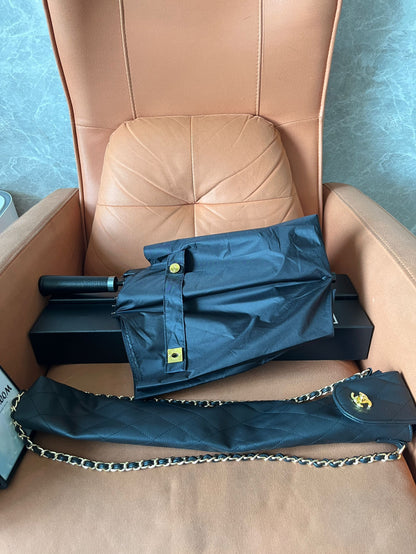 Paraguas plegable Chanel con estuche negro dorado