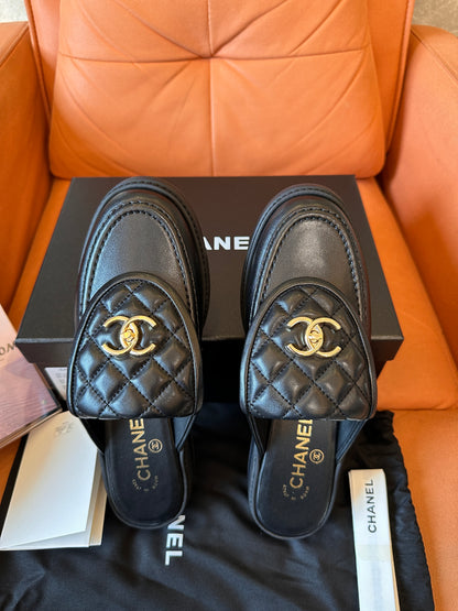 Zapatillas Chanel de piel acolchada con logo CC dorado