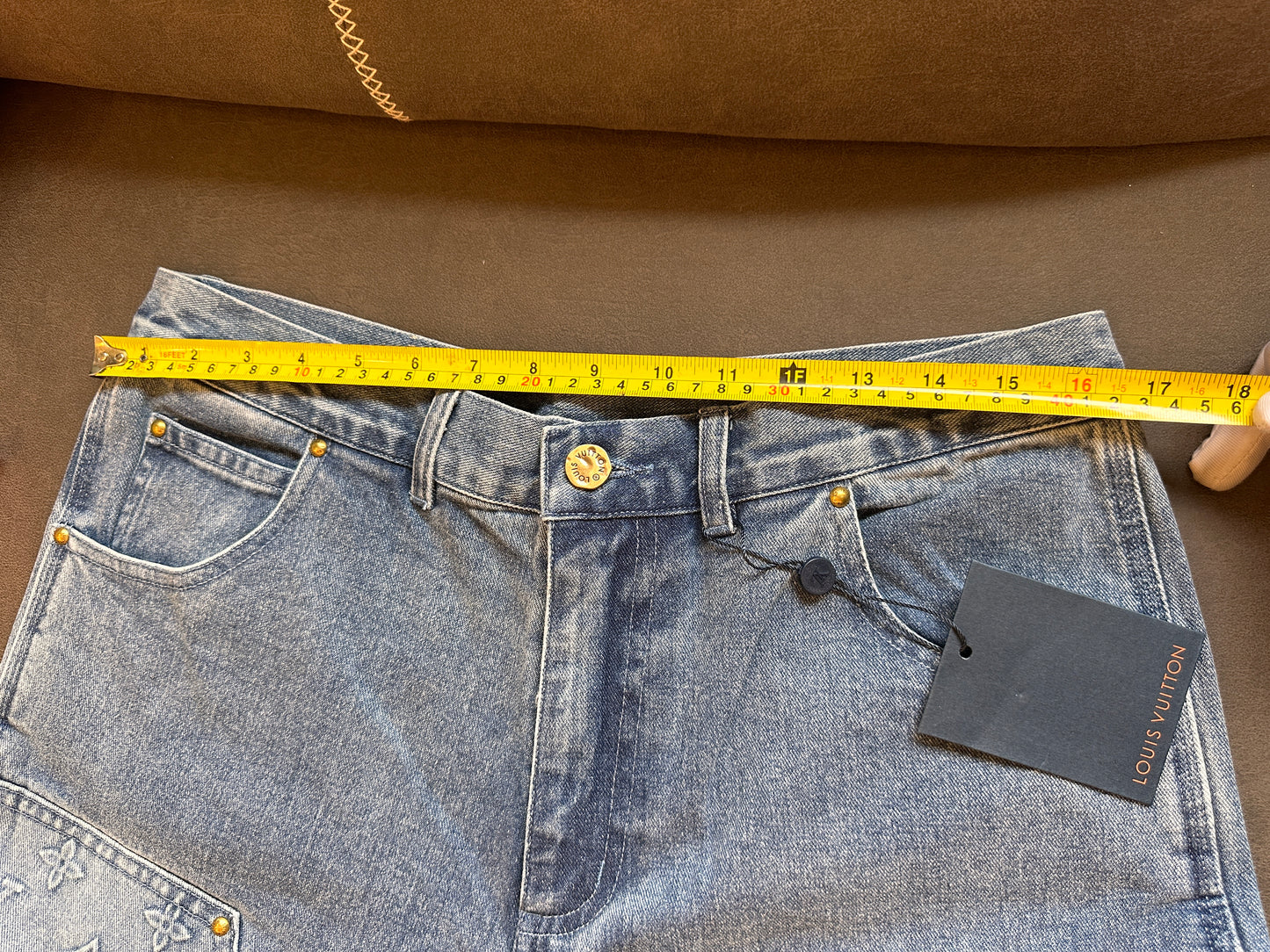 Shorts vaqueros con relieve de Louis Vuitton para unisex