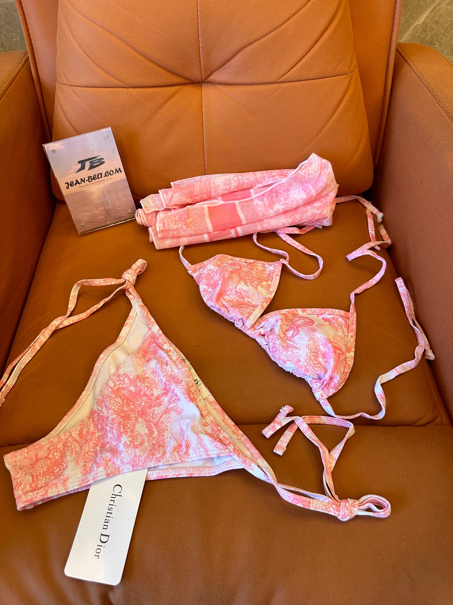 Traje de baño bikini de tres piezas de Christian Dior con pareo playero y falda cruzada rosa