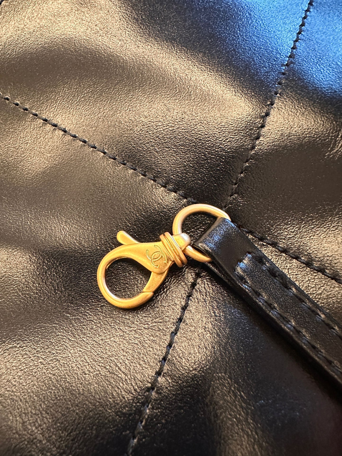 Mochila negra Chanel Bodin Joyeux 22 de piel de becerro acolchada, impermeable y brillante