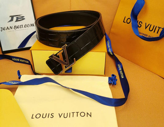 Cinturón Louis Vuitton de piel con relieve de cocodrilo y hebilla dorada con iniciales LV