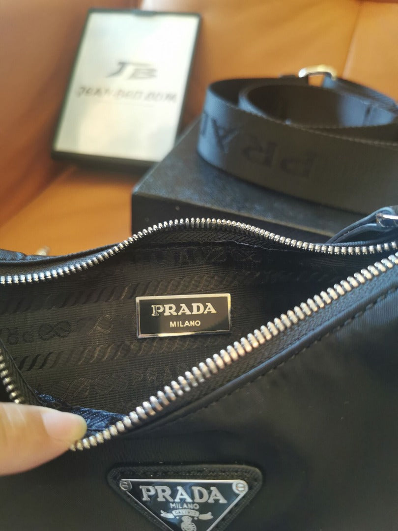 Bolsa de ombro Prada Nylon Re-Edition 2005 preta