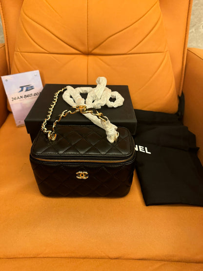 Neceser pequeño de piel de cordero acolchada con asa y cadena, con el logotipo Pick Me Up de Chanel, en negro clásico