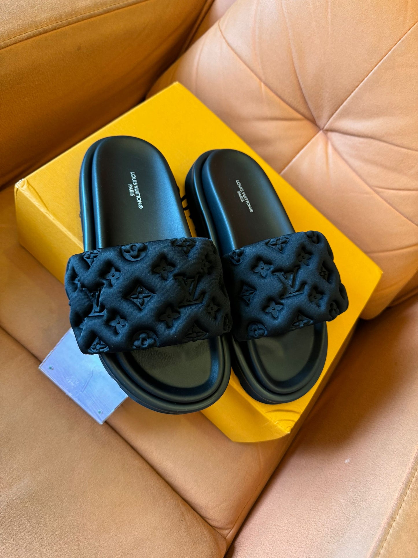 Louis Vuitton mule preto com almofada para piscina e slide unissex