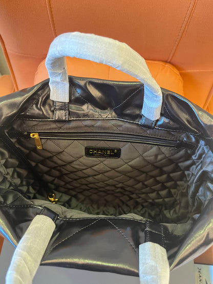 Mochila negra Chanel Bodin Joyeux 22 de piel de becerro acolchada, impermeable y brillante