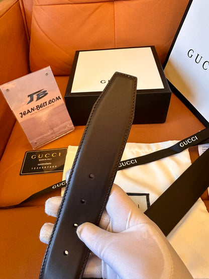 Cinturón de piel de becerro negra con placa del logotipo de Gucci