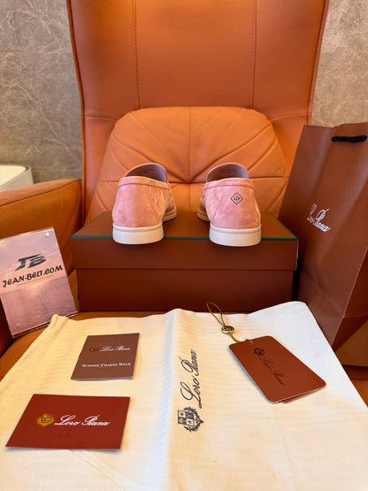 Zapatos mocasines de ante rosa con charms de verano de Loro Piana para mujer