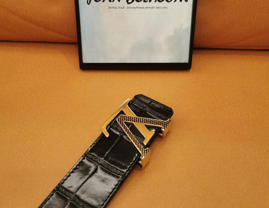 Cinturón Louis Vuitton de piel con relieve de cocodrilo y hebilla dorada con iniciales LV
