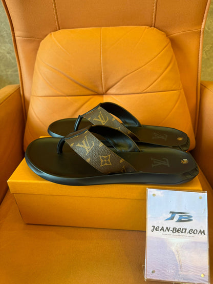 Chanclas Louis Vuitton con monograma en marrón