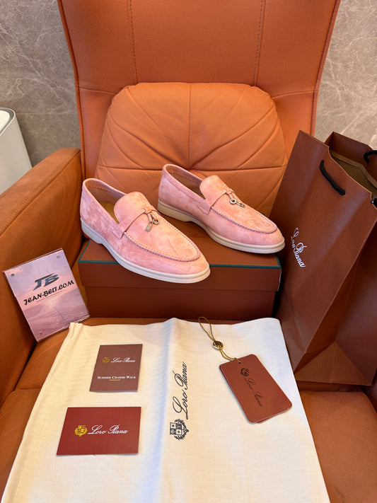 Zapatos mocasines de ante rosa con charms de verano de Loro Piana para mujer