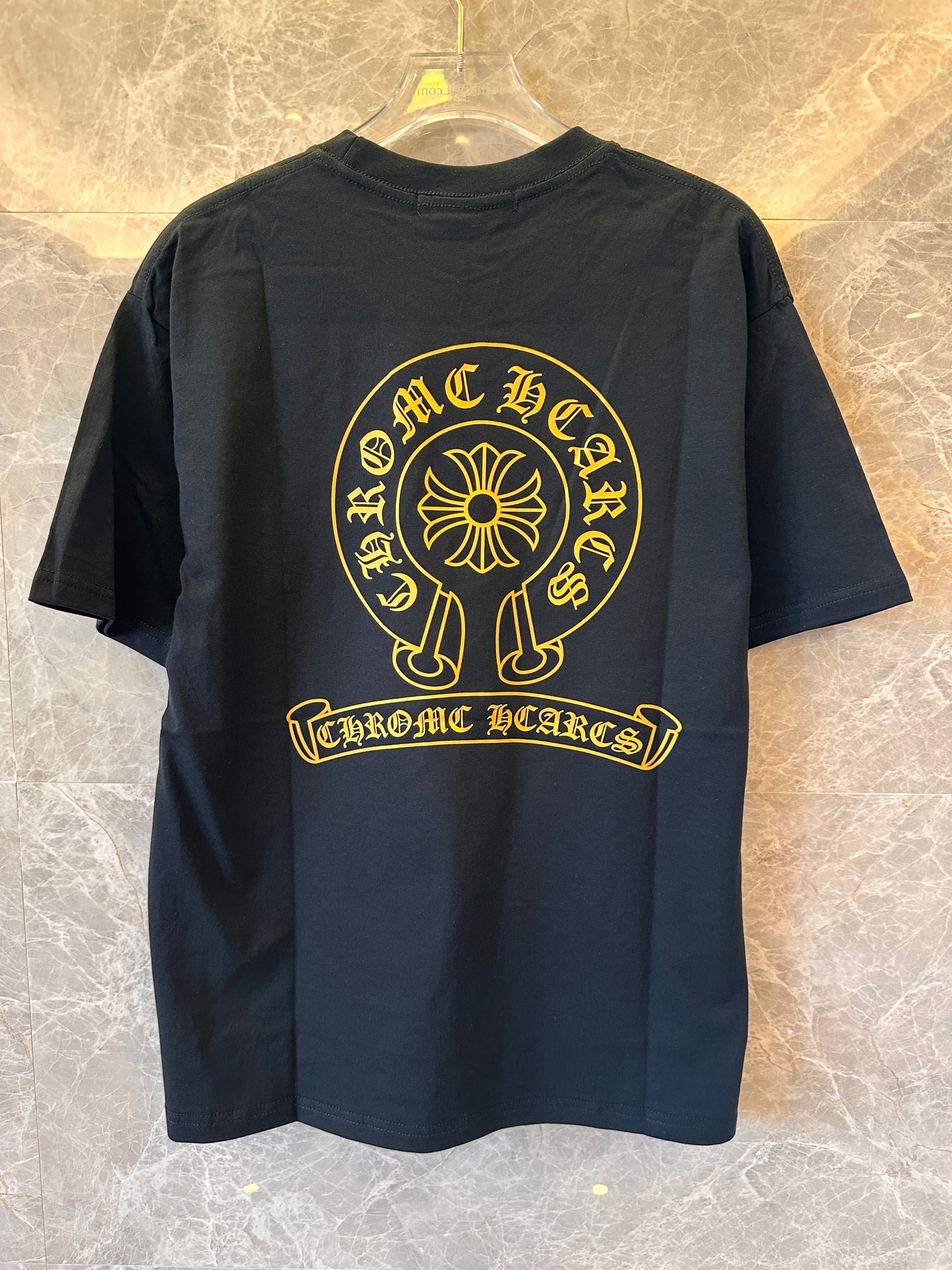 Camiseta negra de corazones cromados