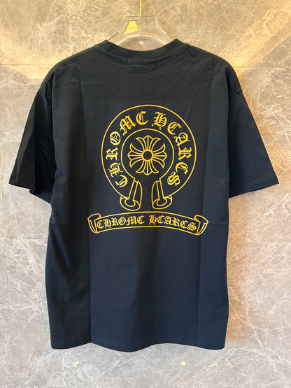 Camiseta negra de corazones cromados