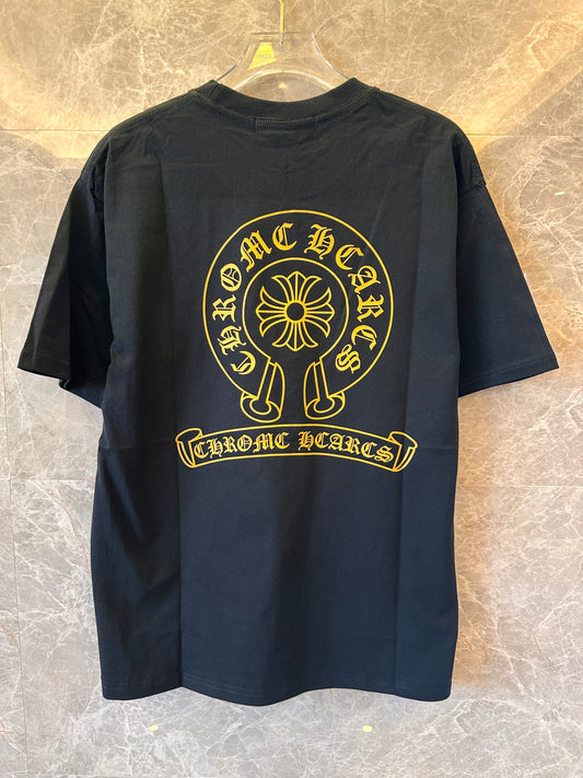 Camiseta negra de corazones cromados