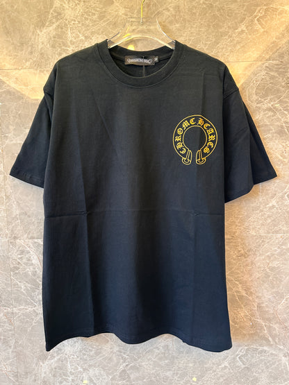Camiseta negra de corazones cromados