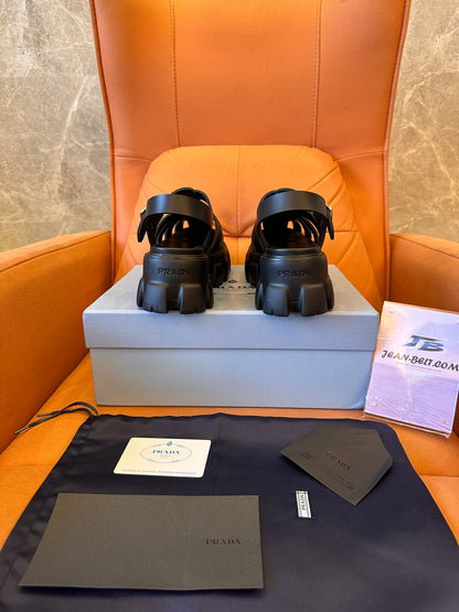 Sandale romaine Prada pour femmes noire